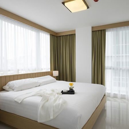 Modern Thai Suites Phuket Rum bild
